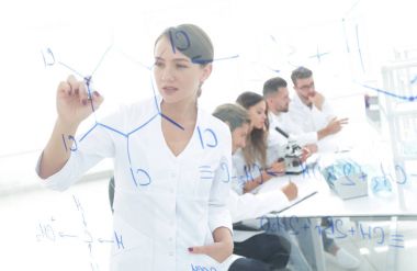 şeffaf yönetim kurulu ile görüntüleyin. kadın bilim adamı bir rapor meslektaşları için yapar.