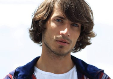 portre. şık bir ekose gömlekli adam. yakın çekim.