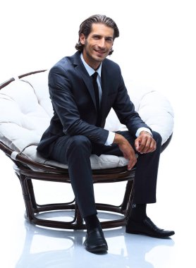 büyük rahat bir sandalyede oturan işadamı