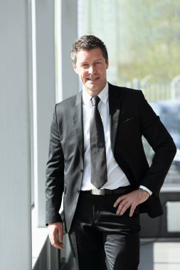 arka plan bulanık üzerinde emin işadamı portresi