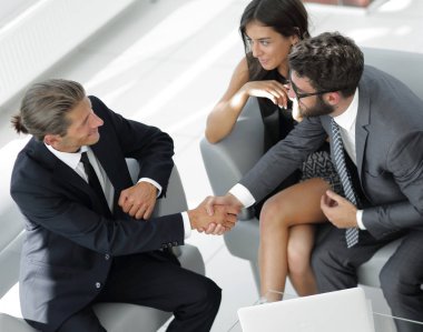 el sıkışma Yöneticisi ve ofis lobisinde otururken istemci.