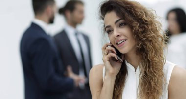 Yakın plan. Akıllı telefonlu bir iş kadını.