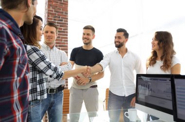 ofiste ortakların dostu el sıkışma