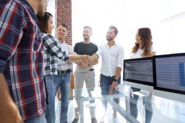 Yönetici ve personel arasında dostça el sıkışma