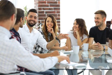 yaratıcı ekibi tartışırken, yakın çekim