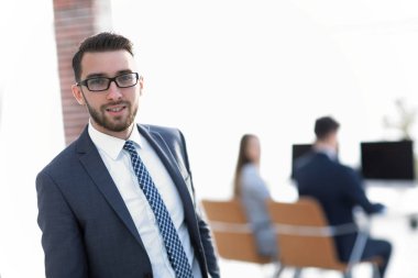 Ofisin arka planında başarılı bir işadamı