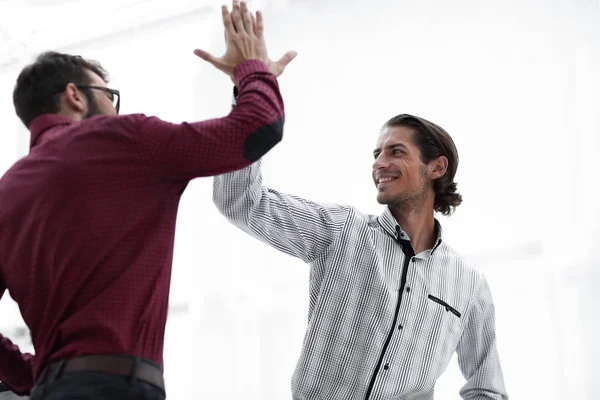 Colegas felizes dando uns aos outros cinco altos . — Fotografia de Stock