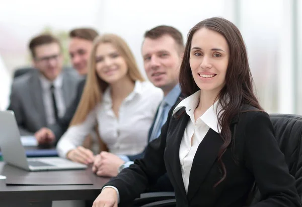 Mujer de negocios y equipo de negocios — Foto de Stock