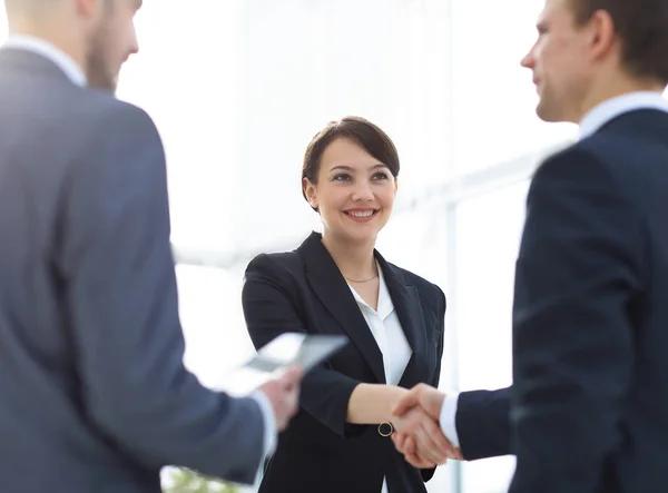 Zakenvrouw schudden handen met een zakenman tijdens een vergadering — Stockfoto