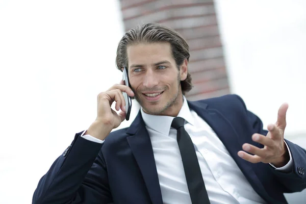 Geschäftsmann telefoniert mit Smartphone. — Stockfoto