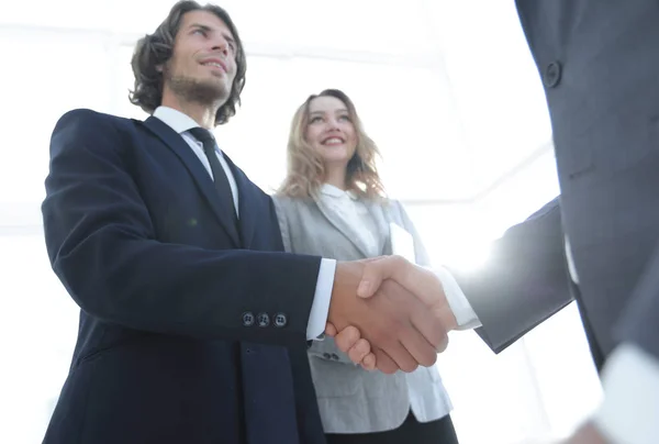 Foto de apretón de manos de dos empresarios felices — Foto de Stock