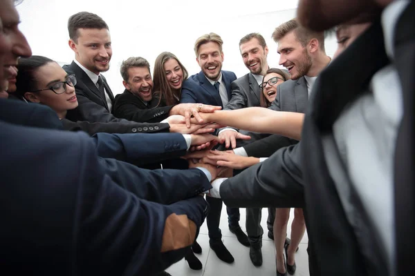 Grupo grande de gente de negocios de pie con las manos cruzadas juntas — Foto de Stock