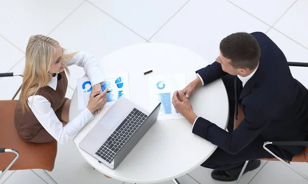 Two employees discussing financial charts — Stock Photo, Image