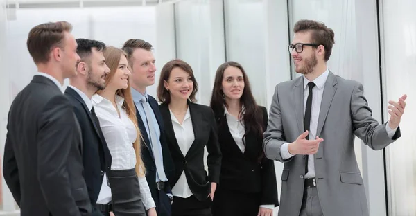 Empresário realiza treinamento com equipe de negócios — Fotografia de Stock