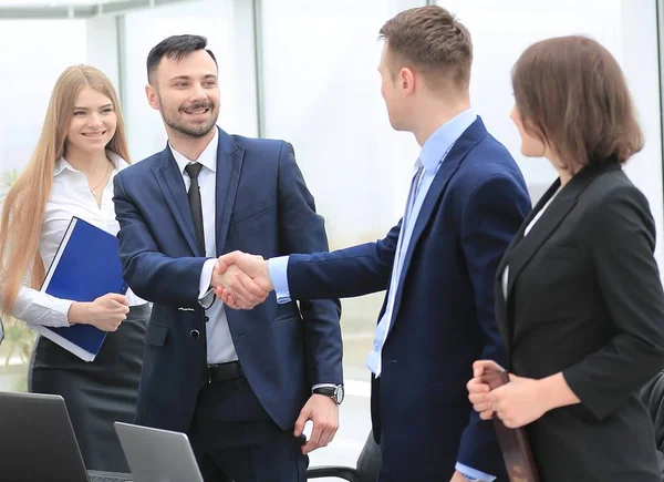 Representantes de los dos equipos empresariales se saludan —  Fotos de Stock