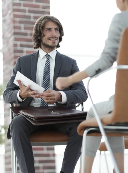 Ein entspanntes Gespräch eines Mannes und einer Frau im Büro — Φωτογραφία Αρχείου