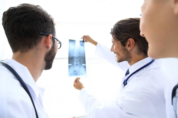 Porträtt av glada kirurger innehar röntgen rapport — Stockfoto