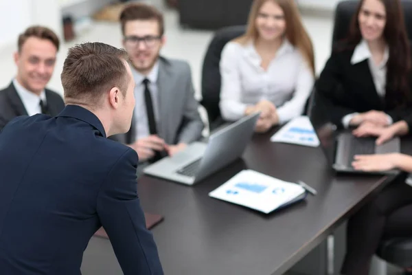 Imagen borrosa del equipo de negocios en un escritorio — Foto de Stock