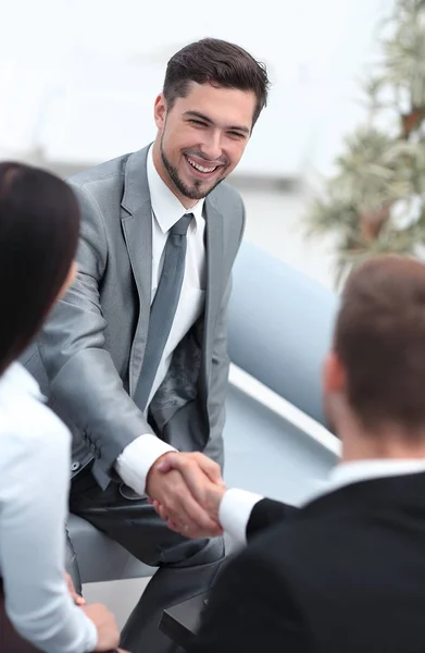 Handskakning affärspartner i lobbyn på kontoret. — Stockfoto