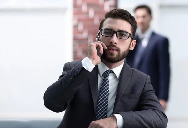 Взгляд молодого привлекательного бизнесмена с помощью смартфона — стоковое фото