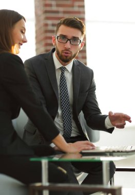 Coworking, yeni başlangıç fikir gösteren yaratıcı Yöneticisi