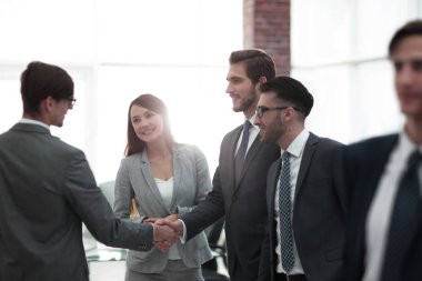 Toplantı odasında el sıkışan iş adamları
