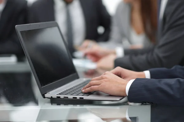 Mãos de homem de negócios trabalhando no laptop . — Fotografia de Stock