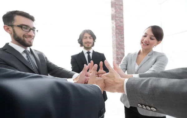 Equipe de negócios mostrando polegares para cima. — Fotografia de Stock