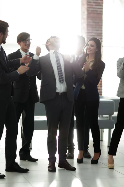 Empresários estão parabenizando suas vendas de sucesso . — Fotografia de Stock