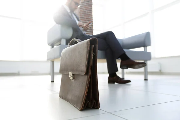 Empresario en su oficina con maletín — Foto de Stock