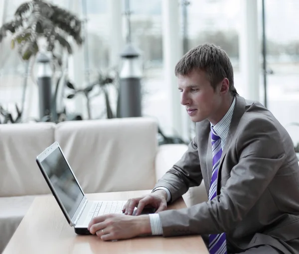 Jonge werknemer computerscherm kijken tijdens de werkdag — Stockfoto