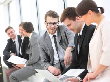 Brifingden önce meslektaşları ile çalışan