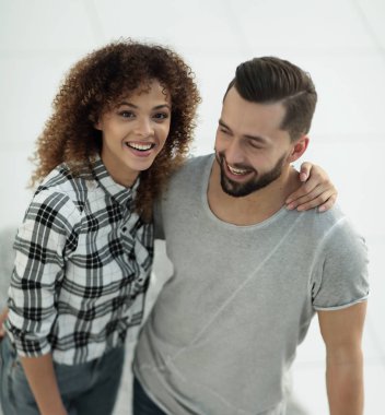 Üstten Görünüm modern genç çift ayakta yeni oturma odasında