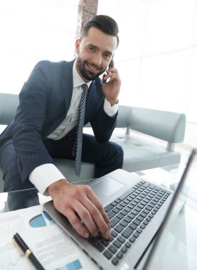 ön plan işadamı Smartphone'da konuşuyor