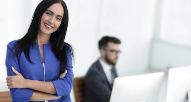 başarılı genç iş kadını çekici emin gülümseme ile