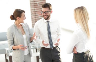 Ofiste konuşmak Yöneticisi ve iş takım.