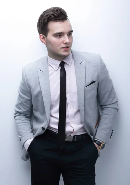 Primo piano di un giovane in giacca e cravatta . — Foto Stock