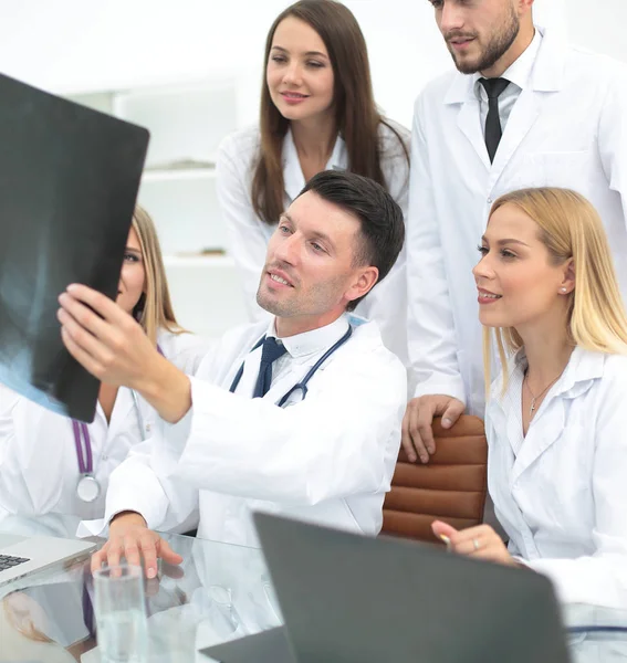 Doktor Röntgen masada oturan, tartışırken grup. — Stok fotoğraf