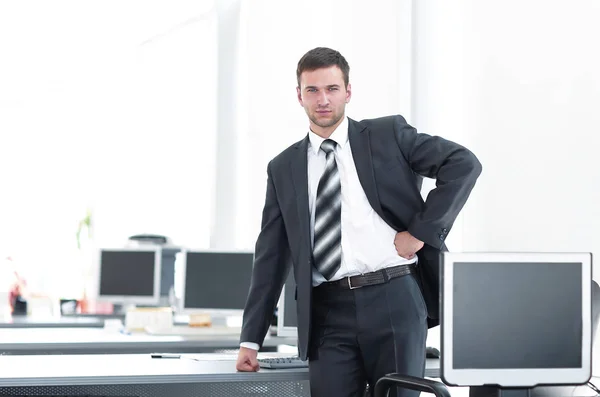 Gerente senior de pie en una oficina moderna antes del inicio de la jornada laboral — Foto de Stock