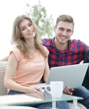 dizüstü evde kullanan modern gençlerin.