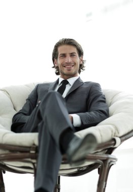 yakışıklı işadamı büyük bir rahat koltukta oturan.