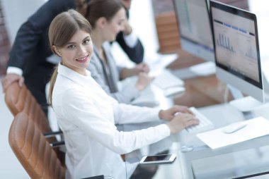 Masada oturan genç bir çalışan.