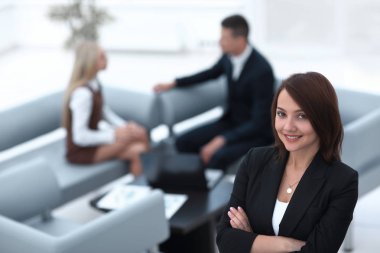 Bulanık arka planda başarılı genç iş kadını