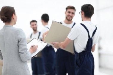 Kargo taşımacılığında nişanlı profesyonellerinden oluşan bir ekip,