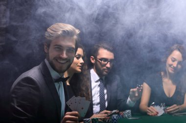 kartları ile yakışıklı adam
