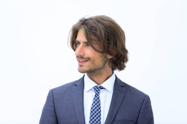 Şık giysiler içinde yakışıklı adam uzakta ve gülümseyen arıyor