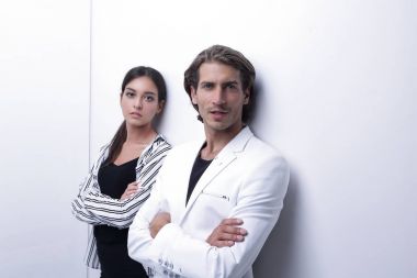 üzgün çift beyaz duvara yaslanmış