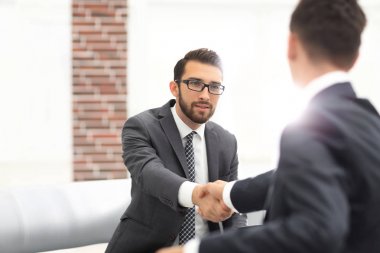 İş toplantısından sonra el sıkışan iki meslektaşım.