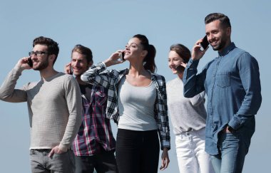 akıllı telefonlar ile gençlerin bir grup closeup.