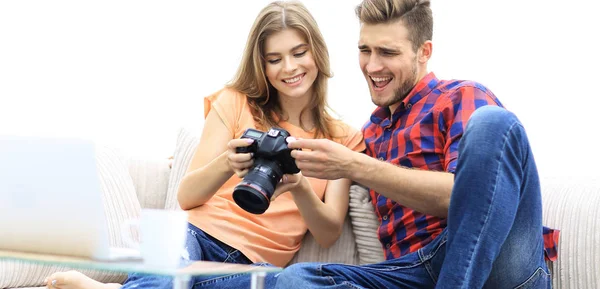 Glückliches junges Paar überprüft Fotos mit der Kamera — Stockfoto